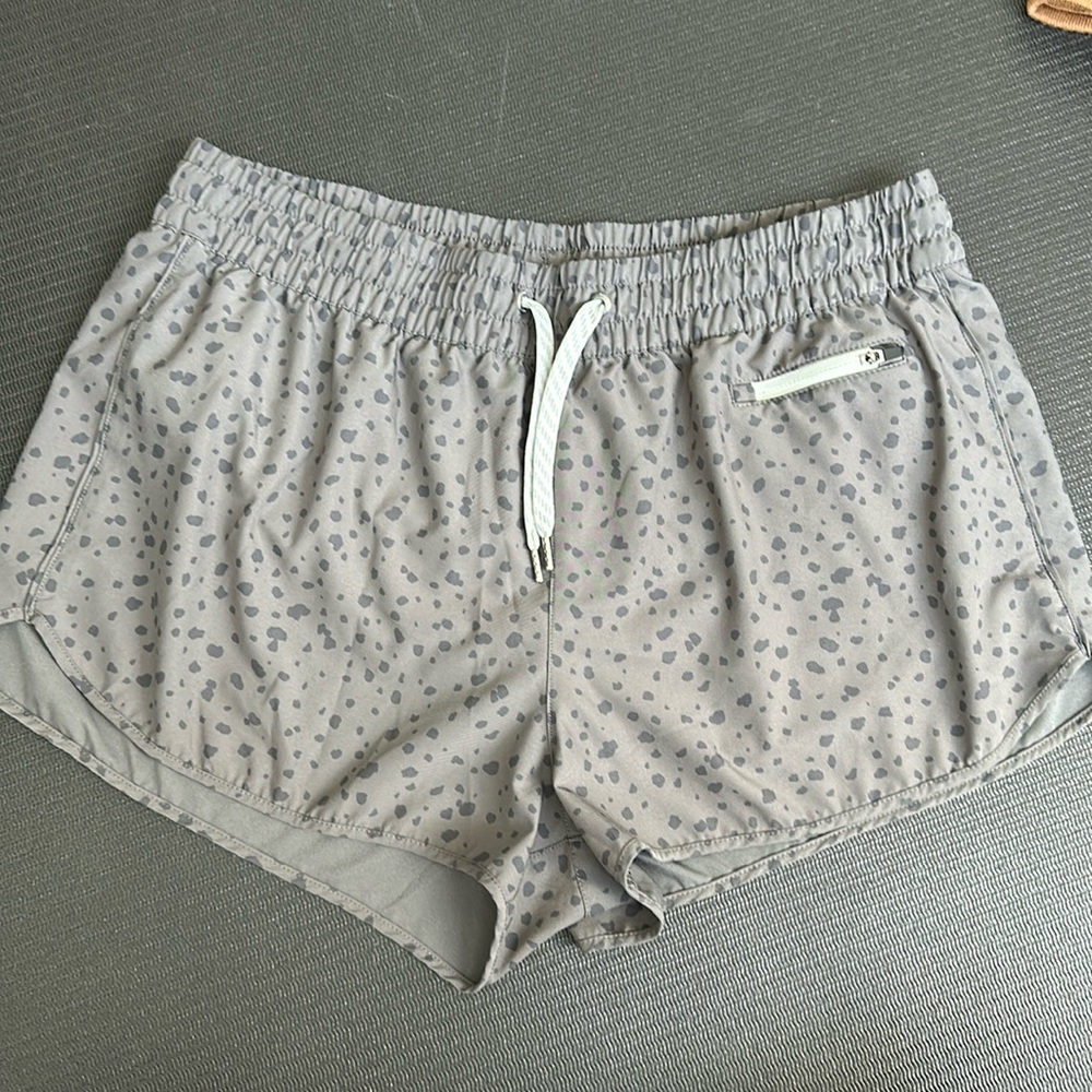 Vuori Clementine shorts leopard print size xl like new